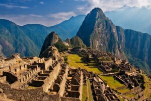 Vista de la ciudadela inca con el Huayna Picchu al fondo, destino de las entradas a Machu Picchu
