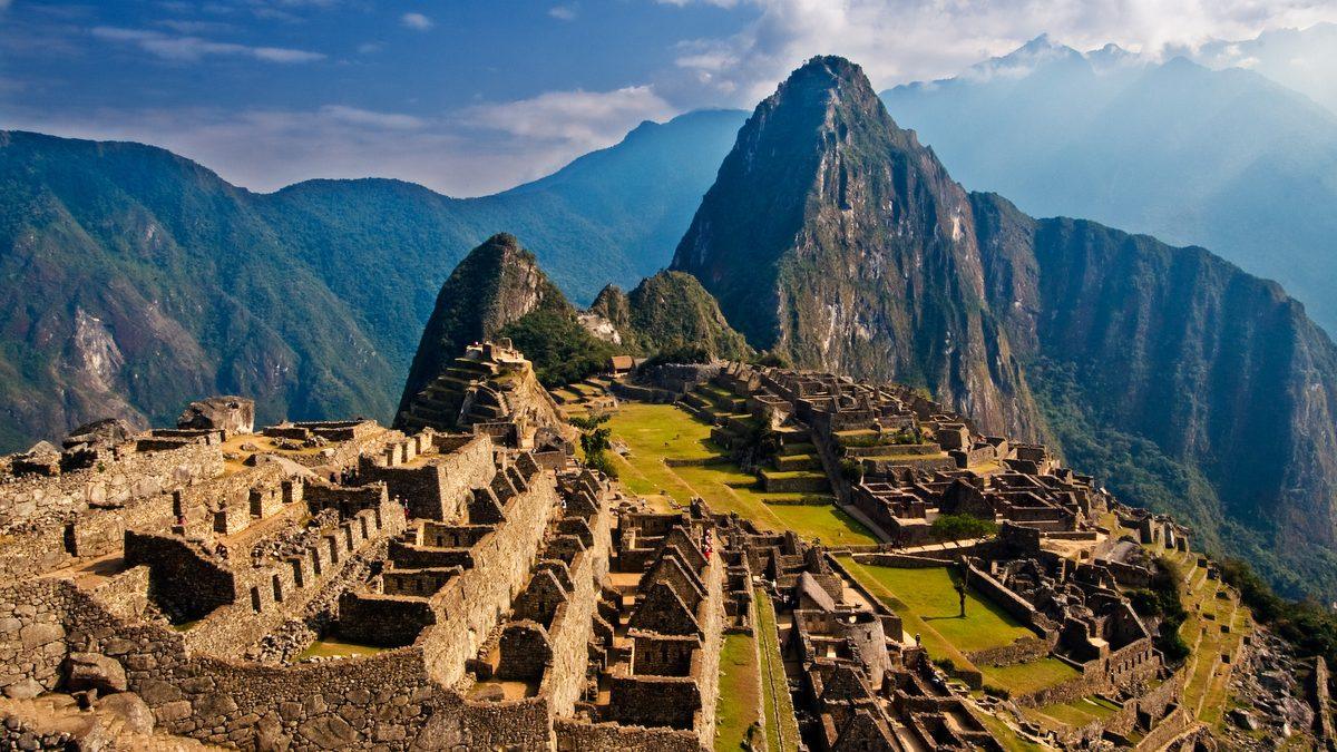 Vista de la ciudadela inca con el Huayna Picchu al fondo, destino de las entradas a Machu Picchu