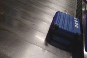 Maleta azul en la faja de recojo del aeropuerto, donde se reporta el equipaje perdido o dañado