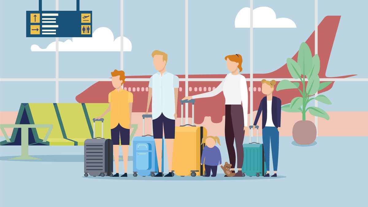 Familia con niños esperando su vuelo en el aeropuerto con el permiso de viaje para menores de edad