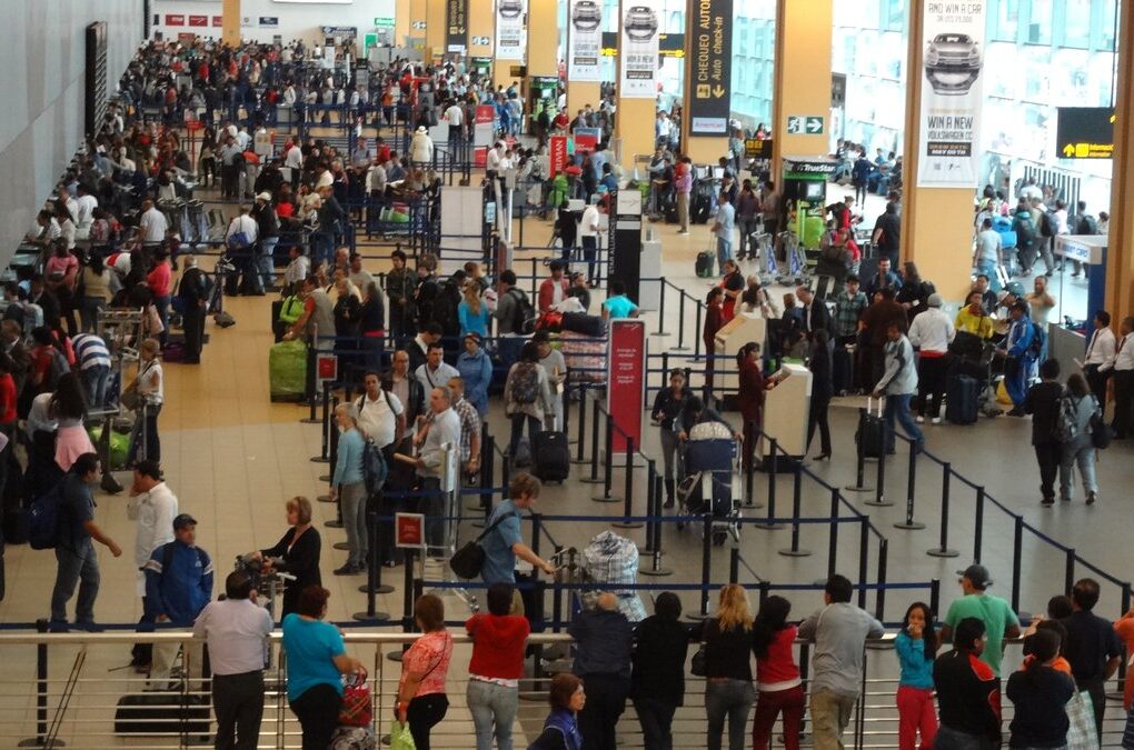 Pasajeros haciendo largas colas en el Aeropuerto Internacional Jorge Chávez de Lima por un vuelo retrasado o cancelado