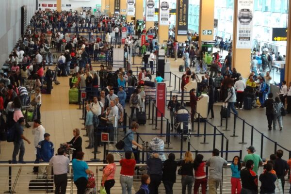Pasajeros haciendo largas colas en el Aeropuerto Internacional Jorge Chávez de Lima por un vuelo retrasado o cancelado