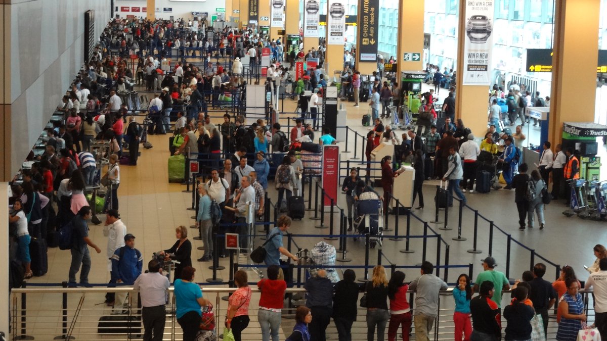 Pasajeros haciendo largas colas en el Aeropuerto Internacional Jorge Chávez de Lima por un vuelo retrasado o cancelado